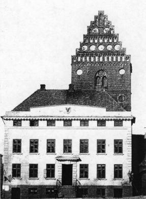 Miniature af billedet Roskilde rådhus fra 1735 med Sankt Laurentii kirketårn i baggrunden
